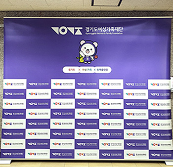 브랜드 로고 백드롭